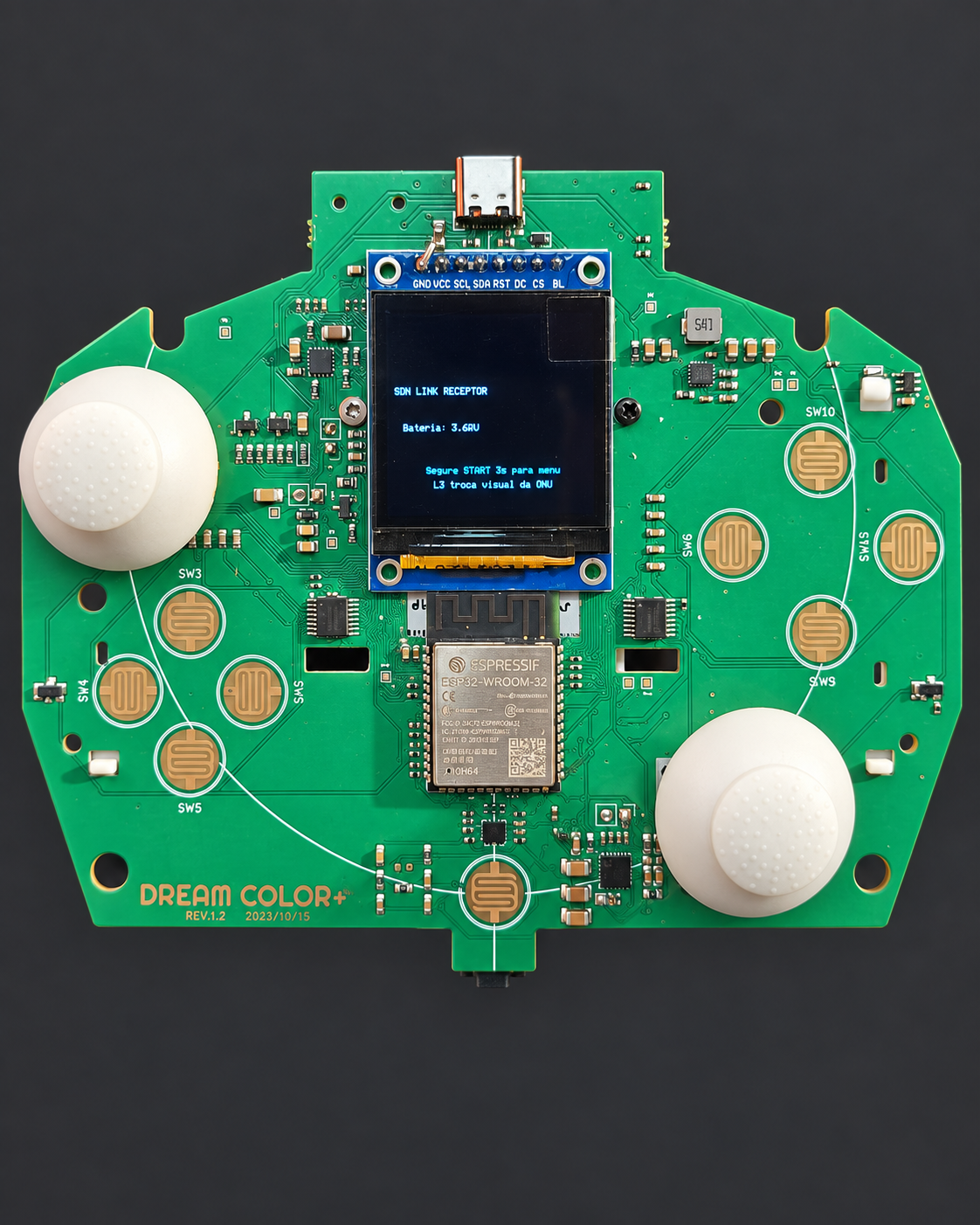 Frente da última placa DreamColor Plus, com display e dois controles analógicos